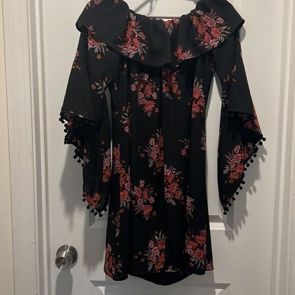 Design Lab Black and Red Floral Mini Dress with wide Sleeves size medium - Picture 6 of 6